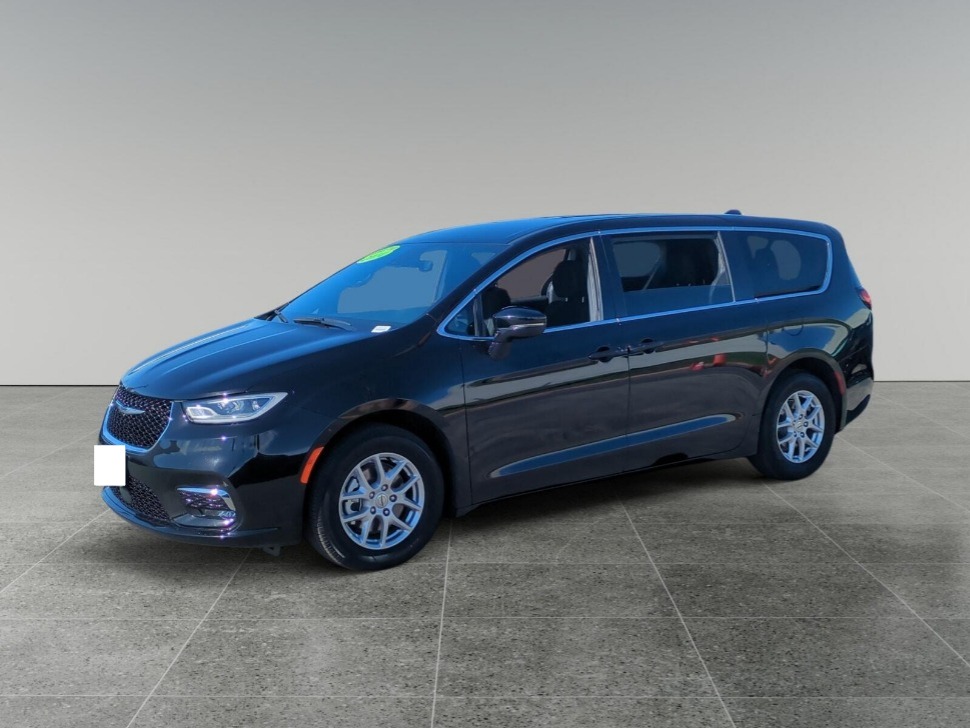 2024 Chrysler Pacifica Touring's photo