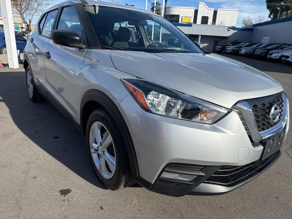 2020 Nissan Kicks S's photo